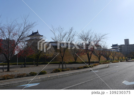 芝生が広がる憩いの場、宇都宮城址公園。 芝生が広がる憩いの場、宇都宮城址公園。 109230375