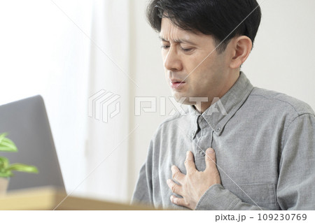 体調不良のミドル男性 胸痛 心筋梗塞 心臓発作 狭心症 大動脈解離 体調不良のミドル男性 胸痛 心筋梗塞 心臓発作 狭心症 大動脈解離 109230769