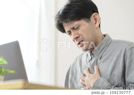 体調不良のミドル男性　胸痛 　心筋梗塞　心臓発作　狭心症　大動脈解離　 109230777