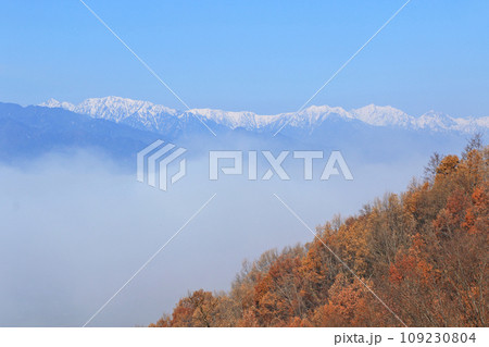 雲海に浮かぶ初冬の北アルプス 109230804