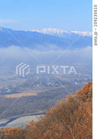 朝霧の安曇野と初冬の北アルプス 109230810