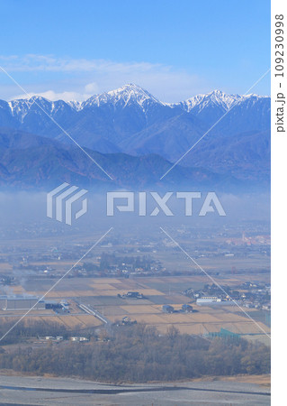 朝霧の安曇野と初冬の北アルプス 109230998