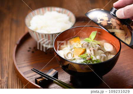 会津漆器に入れた豪華な具沢山なしめじと豆腐とかぼちゃの味噌汁とご飯 会津漆器に入れた豪華な具沢山なしめじと豆腐とかぼちゃの味噌汁とご飯 109231029