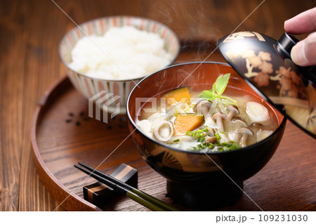 会津漆器に入れた豪華な具沢山なしめじと豆腐とかぼちゃの味噌汁とご飯 109231030