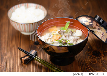 会津漆器に入れた豪華な具沢山なしめじと豆腐とかぼちゃの味噌汁とご飯 会津漆器に入れた豪華な具沢山なしめじと豆腐とかぼちゃの味噌汁とご飯 109231034