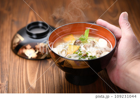 会津漆器に入れた豪華な具沢山なしめじと豆腐とかぼちゃの味噌汁 109231044