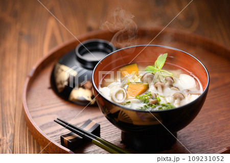 豪華な器に入れた 具沢山なしめじと豆腐とかぼちゃの味噌汁 豪華な器に入れた 具沢山なしめじと豆腐とかぼちゃの味噌汁 109231052