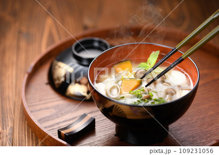 豪華な器に入れた　具沢山なしめじと豆腐とかぼちゃの味噌汁 109231056