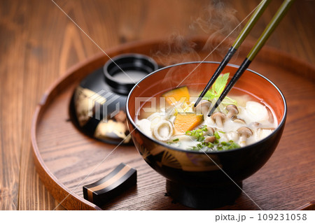 豪華な器に入れた　具沢山なしめじと豆腐とかぼちゃの味噌汁 109231058