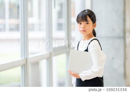 廊下に立つ小学生の女の子　撮影協力：有明教育芸術短期大学 109231338