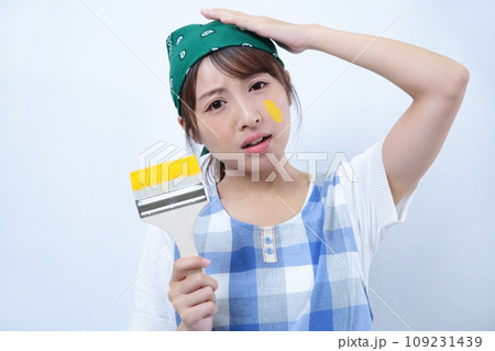 DIYでペンキを塗る女性のイメージ ネガティブ DIYでペンキを塗る女性のイメージ ネガティブ 109231439