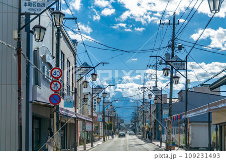 富士山に続くように延びた富士吉田の中心部を通る本町通り 109231493