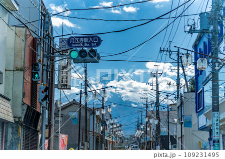 富士山に続くように延びた富士吉田の中心部を通る本町通り 109231495