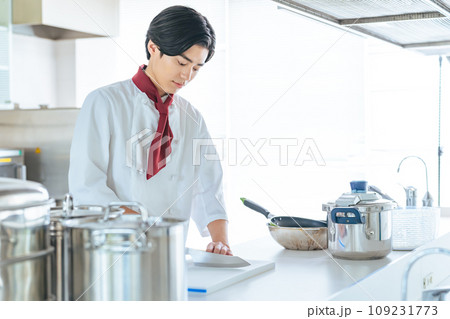 厨房で料理する調理師 109231773
