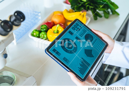 野菜や果物のデータをタブレットで確認する女性 109231791