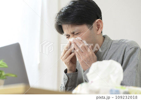 花粉症が辛い男性 花粉症イメージ 花粉症が辛い男性 花粉症イメージ 109232018