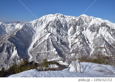 白毛門中腹、松ノ木沢の頭から見た雪の谷川岳と東面岩壁 109232152