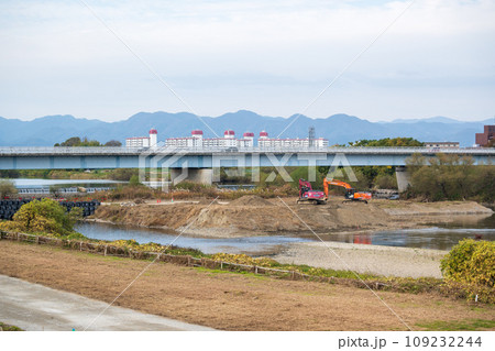 京都桂川の祥久橋付近の中洲掘削工事 109232244