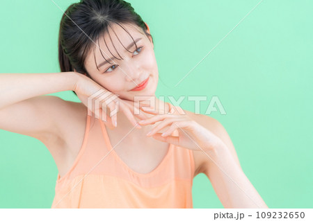 グリーンバックでスキンケアをする若い女性 109232650