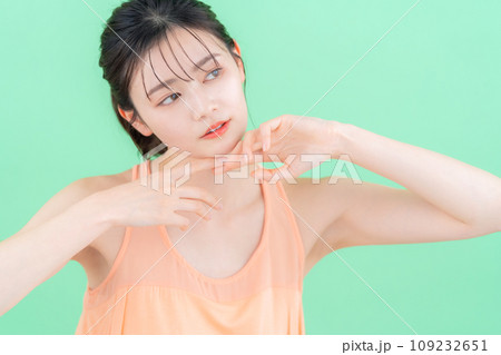 グリーンバックでスキンケアをする若い女性 グリーンバックでスキンケアをする若い女性 109232651
