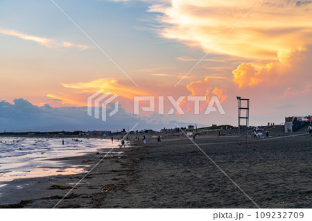 【神奈川県】夕暮れの雲が美しい夏の江の島 109232709