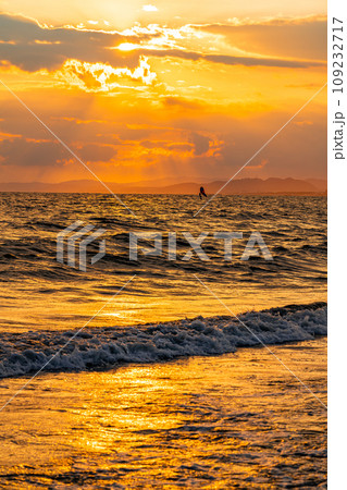 【神奈川県】美しい夕景が広がる夏の江の島 109232717