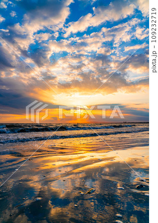 【神奈川県】美しい夕景が広がる夏の江の島 【神奈川県】美しい夕景が広がる夏の江の島 109232719