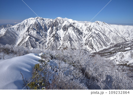 白毛門山頂から見た雪の谷川岳と東面岩壁 109232864