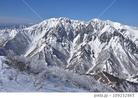 白毛門山頂から見た雪の谷川岳と東面岩壁 109232865