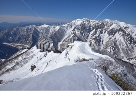 白毛門山頂へ続く雪稜と白毛門山頂から見た雪の谷川岳 109232867