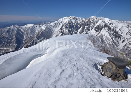 白毛門山頂と山頂から見た雪の谷川岳と東面岩壁 109232868
