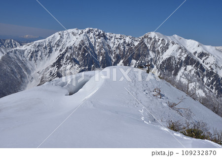 白毛門山頂と山頂から見た雪の谷川岳と東面岩壁 109232870