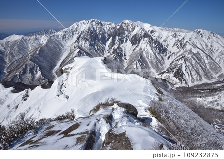 白毛門山頂へ続く雪稜と白毛門山頂から見た雪の谷川岳 109232875