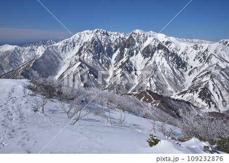 白毛門山頂から見た雪の谷川岳と東面岩壁 109232876