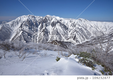 白毛門山頂から見た雪の谷川岳と東面岩壁 109232877