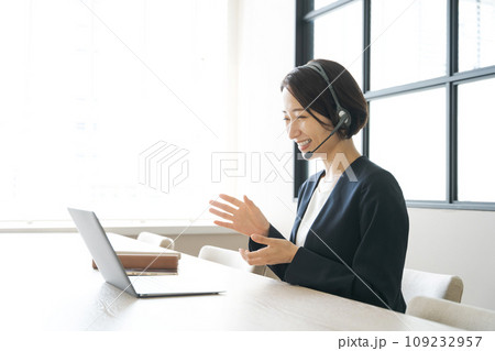 テレワークで電話するミドルの女性 109232957