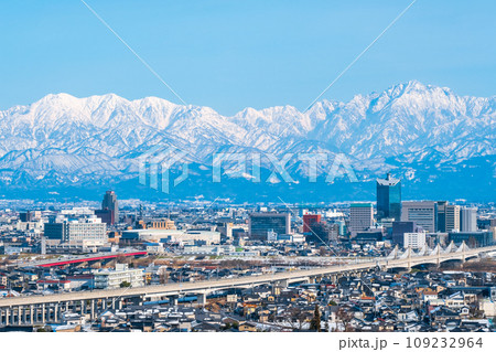 呉羽山公園から富山市街と立山連峰の眺め（冬） 109232964