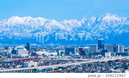 呉羽山公園から富山市街と立山連峰の眺め（冬） 109232967