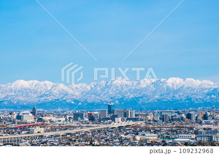 呉羽山公園から富山市街と立山連峰の眺め（冬） 109232968
