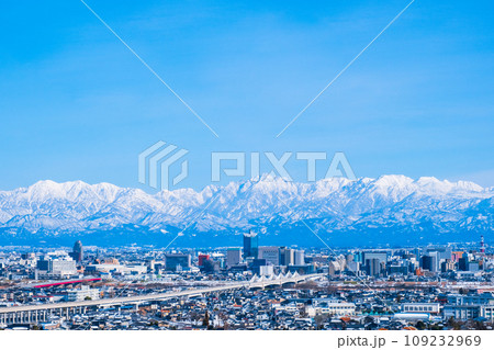 呉羽山公園から富山市街と立山連峰の眺め（冬） 109232969