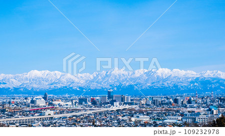呉羽山公園から富山市街と立山連峰の眺め（冬） 109232978