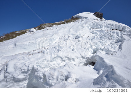 雪の白毛門　　山頂直下の崩壊した雪の斜面 109233091