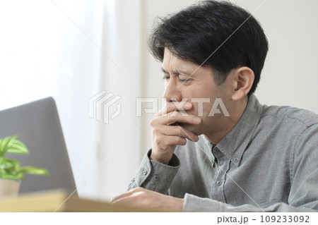 体調不良の男性　吐き気　ノロウイルス　胃腸炎 109233092