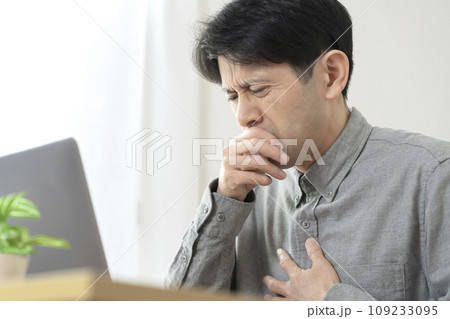 体調不良の男性 吐き気 ノロウイルス 胃腸炎 体調不良の男性 吐き気 ノロウイルス 胃腸炎 109233095