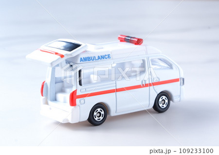 出動する救急車 109233100