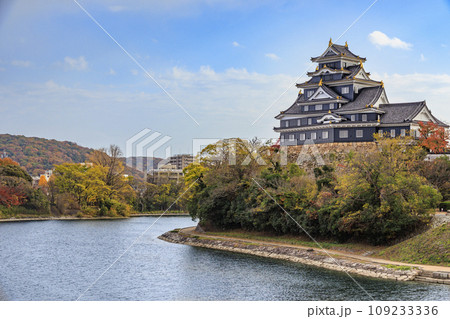 紅葉見頃な岡山後楽園と改修後の岡山城 109233336