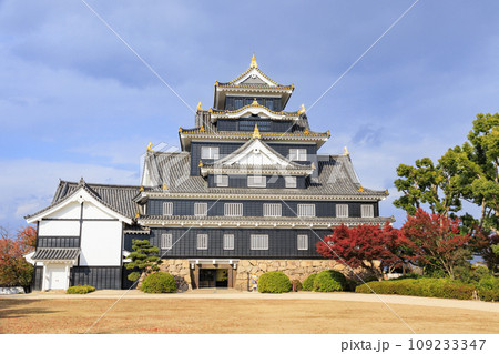 紅葉見頃な岡山後楽園と改修後の岡山城 109233347
