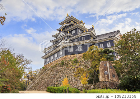 紅葉見頃な岡山後楽園と改修後の岡山城 紅葉見頃な岡山後楽園と改修後の岡山城 109233359