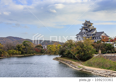 紅葉見頃な岡山後楽園と改修後の岡山城 109233361