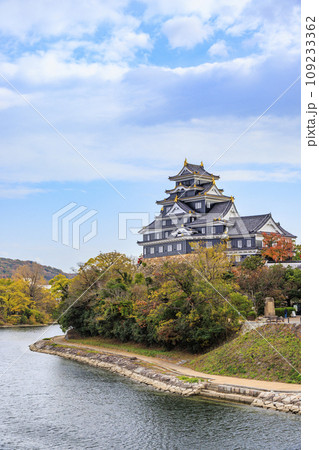 紅葉見頃な岡山後楽園と改修後の岡山城 109233362